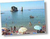 Nebida spiaggia di Portu Banda in Sardegna mare calmo